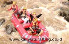 arung jeram bersama falcon pictures di kaliwatu rafting